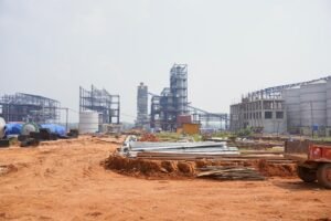 चकाई में निर्माणाधीन एथेनॉल प्लांट का निरीक्षण करते मुख्यमंत्री सम्राट चौधरी, साथ में प्रतीकात्मक एथेनॉल प्लांट की तस्वीर